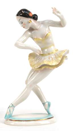 Figur "Ballettänzerin", Hutschenreuther, Selb, Marke der Kunstabteilung nach 1969, Entwurf Carl Werner (1895 - 1980), auf Sockel bez., polychrom staffiert, H. 22 cm - photo 1