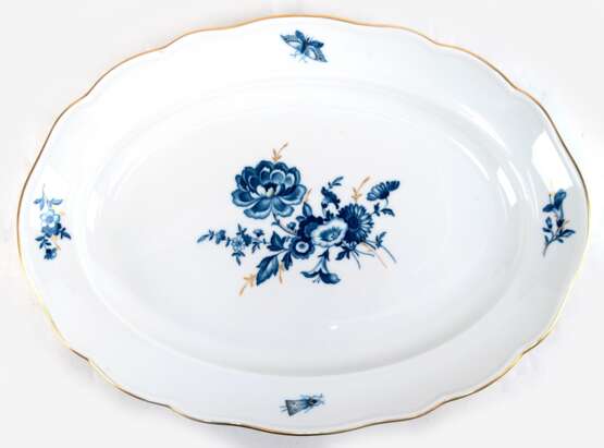 Meissen-Platte, oval, Aquatinta, Blaue Blume mit Goldgräsern und Insekten, mit Goldrand, Neuer Ausschnitt, 1. Wahl, L. 37 cm - photo 1