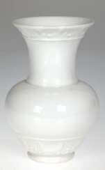 KPM-Vase, Balusterform, weiß mit Reliefrändern, blaue Zeptermarke, H. 18 cm