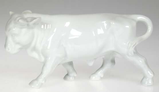 Porzellan-Figur "Stier", weiß, Lindner Handarbeit, H. 9 cm, L. 18 cm - Foto 1