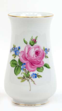 Meißen-Vase, Rote Rose mit Vergißmeinnicht und Goldrand, Schwertermarke mit 1 Schleifstrich, H. 10,5 cm - photo 1