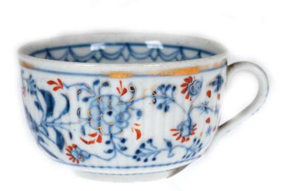 Tasse, Rauenstein 19. Jh., blau-roter Floral- und Vogeldekor, gold staffiert, berieben - photo 1