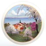 Großer KPM-Teller, Spiegel bemalt mit Landschaft "Obstbaumblüte im Dorf am Bergsee", signiert "M. Garlin", blaue Zeptermarke und roter Reichsapfel, Dm. 35,5 cm - фото 1