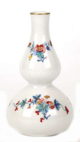 Meissen-Flaschenkürbisvase, chinesische Blumenmalerei, bunt mit Kupferfarben,, Goldrand, 1. Wahl, H. 13,5 cm - photo 1