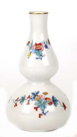 Meissen-Flaschenkürbisvase, chinesische Blumenmalerei, bunt mit Kupferfarben,, Goldrand, 1. Wahl, H. 13,5 cm - Foto 1