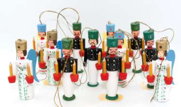 12 Weihnachts-Hängefiguren aus dem Erzgebirge, 6x Leuchterengel und 6x Bergmann, 1980er Jahre, Holz handbemalt, Flügel aus Kunststoff, H. je 6,2 cm, in Originalverpackung, neuwertig