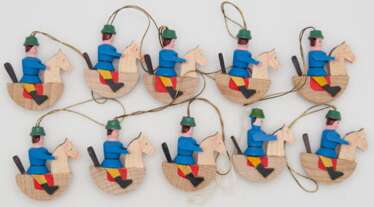 10 Weihnachts-Hängefiguren aus dem Erzgebirge, Reiter auf Schaukelpferd, 1980er Jahre, Holz handbemalt, H. 3,5 cm, in Originalverpackung, neuwertig
