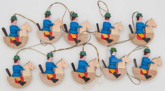 10 Weihnachts-Hängefiguren aus dem Erzgebirge, Reiter auf Schaukelpferd, 1980er Jahre, Holz handbemalt, H. 3,5 cm, in Originalverpackung, neuwertig - Foto 1