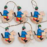 10 Weihnachts-Hängefiguren aus dem Erzgebirge, Reiter auf Schaukelpferd, 1980er Jahre, Holz handbemalt, H. 3,5 cm, in Originalverpackung, neuwertig - photo 1