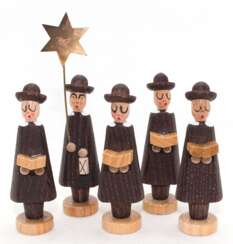 5 Weihnachtsfiguren aus dem Erzgebirge &quot;Kurrende&quot;, 1980er Jahre, Holz gebeizt, H. 6,5 - 9 cm, in Originalverpackung, neuwertig