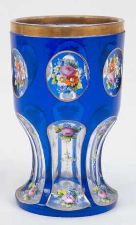 Fußbecher, farbloses Glas, z.T. blau überfangen, Facettenschliff, mit floraler Emailmalerei und Goldrändern, H. 14 cm - photo 1