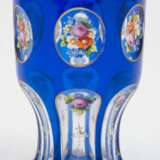 Fußbecher, farbloses Glas, z.T. blau überfangen, Facettenschliff, mit floraler Emailmalerei und Goldrändern, H. 14 cm - фото 1