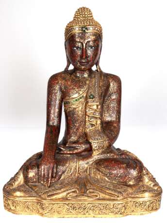 Buddha, sitzend mit Erdberührungsgeste, Holz rotbraun gefaßt mit Goldstaffage, Saum besetzt mit Spiegelpailletten, H. 43,5 cm - photo 1