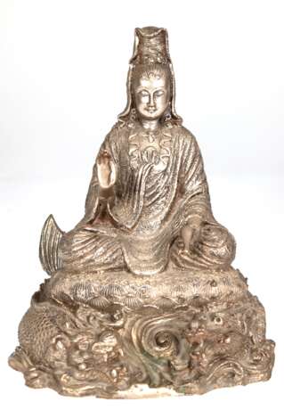 Buddha-Figur "Kwan Yin- Göttin der Gnade und des Mitgefühls", 20. Jh., Metall, silberfarben gefasst, H. 25 m - фото 1