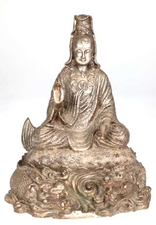 Buddha-Figur "Kwan Yin- Göttin der Gnade und des Mitgefühls", 20. Jh., Metall, silberfarben gefasst, H. 25 m - photo 1