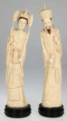 2 asiatische Figuren &amp;quot;Kaiserpaar&amp;quot;, China 20. Jh., elfenbeinfarben, geschnitzt in Harz, z.T. farbig staffiert, auf rundem, schwarzem Sockel, H. 32 cm und 34,5 cm