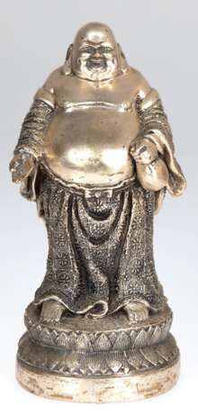 Figur "Glücksbuddha", stehender, dickbäuchiger, lachender Mönch mit Sack, Metall, silberfarben gefasst, H. 22 cm - Foto 1