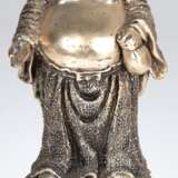 Figur "Glücksbuddha", stehender, dickbäuchiger, lachender Mönch mit Sack, Metall, silberfarben gefasst, H. 22 cm - Foto 1