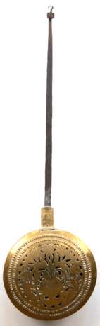 Bettpfanne, 18. Jh., Messing und Eisen, floral durchbrochener Messing-Deckel, flacher Eisengriff, L. 109 cm - photo 1