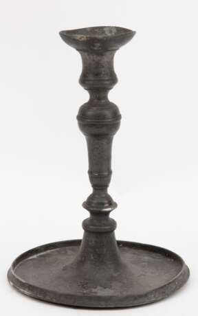 Zinn-Leuchter, 18. Jh., 1-kerzig, großer Rundfuß in gegliederten Schaft übergehend, Tülle gedellt, H. 19 cm - Foto 1