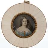 Miniatur "Porträt der Charlotte v. Hagn", Malerei auf Beinplatte, im runden Beinrahmen, Ges.-Dm. 10,5 cm - Foto 1