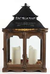 Laterne für 2 Kerzen, Holz/Blech, 4-seitig verglast. mit 3 Türen, baldachinartiger Abschluß aus Blech, 60x41x26,5 cm