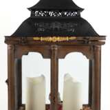Laterne für 2 Kerzen, Holz/Blech, 4-seitig verglast. mit 3 Türen, baldachinartiger Abschluß aus Blech, 60x41x26,5 cm - photo 1