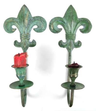Paar Wand-Kerzenhalter, Metallguß, grün patiniert, verziert mit Bourbonen-Lilie, H. 25 cm - фото 1