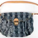 Louis-Vuitton-Tasche "Mini Pleaty Raye", mit Monogramm, Textil/ Leder, mit Messingapplikationen, innenliegend kl. Seitentasche, 81x24x6 cm, im Org. Dustbag - Foto 1