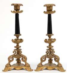 Paar Kerzenleuchter, 1-kerzig, 19. Jh., Messing, vergoldet und schwarzer Stein, auf dreipassigem Fuß mit Klauenfüßen, H. 30 cm