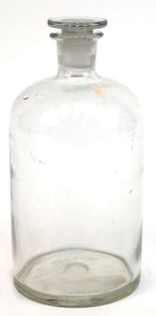 Apotheker-Flasche aus der Charité, Klarglas mit eingeschliffenem Stopfen, Ges.-H. 23,5 cm - Foto 1