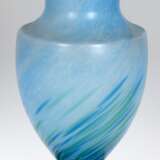 Vase, Anfang 20. Jh., Mattglas mit hellblauen, kornblumenblauen und grünen Einschmelzungen, Rundfuß in balusterförmigen Korpus übergehend, H. 26 cm - photo 1