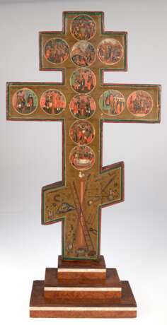 Orthodoxes Altarkreuz, Ende 18. Jh., Holz gefaßt, beidseitig bemalt in der Art von Uschakow, Schwundrisse, H. 46,5 cm, auf späterem gestuftem Holzsockel, Ges.-H. 54,5 cm - photo 1