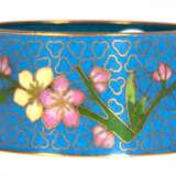 Serviettenring, Cloisonné, China 20. Jh., Messing, blau emailliert mit floralem Dekor, Dm. 5 cm, B. 2,7 cm - Foto 1