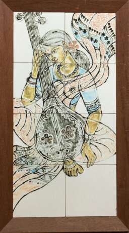 Delfter Fliesenbild "Musikant", Entwurf Shushil Mazumdar, bestehend aus 8 Fliesen der Königlichen Delfter Keramikmanufaktur "De Porceleyne Fles", vormals Joost Thooft & Labouchere, Delft, 70,5x39 cm, im Rahmen - photo 1