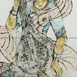 Delfter Fliesenbild "Musikant", Entwurf Shushil Mazumdar, bestehend aus 8 Fliesen der Königlichen Delfter Keramikmanufaktur "De Porceleyne Fles", vormals Joost Thooft & Labouchere, Delft, 70,5x39 cm, im Rahmen - photo 2