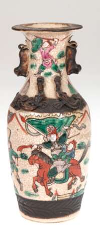 Vase, China, gemarkt, polychrom bemalt, Kampfszenen, reliefplastische Figuren, H. 20,5 cm, min. best. - photo 1