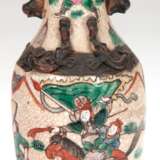 Vase, China, gemarkt, polychrom bemalt, Kampfszenen, reliefplastische Figuren, H. 20,5 cm, min. best. - photo 1