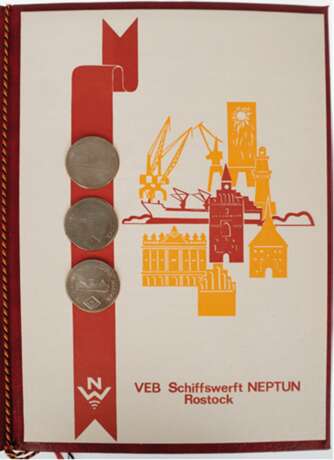 Mappe mit 3 Medaillen des "VEB Schiffswerft Neptun Rostock", Dm. je 3,6 cm - фото 1