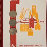 Mappe mit 3 Medaillen des "VEB Schiffswerft Neptun Rostock", Dm. je 3,6 cm - photo 1