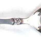 Vorlegelöffel, 830er Silber, Dänemark 1960, Cohr, große Laffe, durchbrochenes und floral reliefiertes Griffende, 80 g, L. 21,5 cm - фото 1