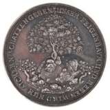 Silber-Medaille "Justitia mit Schwert, Waage und Palmenzweig am Altar mit personifiziertem Fleiß mit Bienenkorb" rückseitig "Gluckhenne mit Küken unter einem Feigenbaum", 32,3 g, Dm. 4,6 cm - фото 2