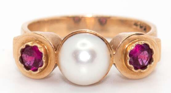 Ring, 585er GG, in Reihe besetzt mit mittiger Perle und 2 blütenförmig facettierten roten Schmucksteinen, ges. 4,1 g, RG 50 - photo 1