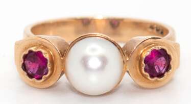 Ring, 585er GG, in Reihe besetzt mit mittiger Perle und 2 blütenförmig facettierten roten Schmucksteinen, ges. 4,1 g, RG 50
