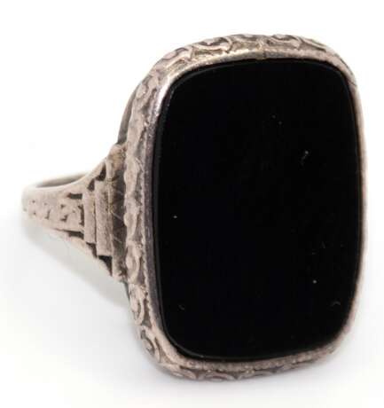 Ring, 830er Silber, rechteckige Onyxplatte in ornamental reliefierter Fassung, RG 50 - photo 1