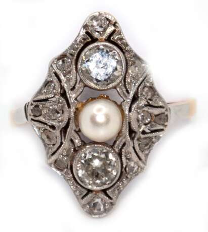 Art-Deco-Ring, 585er GG/WG, rautenförmiger, ornamental durchbrochener Ringkopf besetzt mit 2 Brillanten im Altschliff von zus. ca. 0,4 ct., 10 kl. Diamantrosen und mittiger Perle, ges. 3,2 g, RG 55 - Foto 1