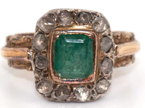Smaragd- Diamantring, 750er GG, rechteckiger Smaragd, eingefasst von 12 Diamantrosen, reliefierte Schiene, Gebrauchspuren, ges. 6,2 g, RG 51,5 - фото 1