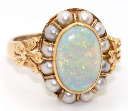 Opal-Perl-Ring, 585 GG, ovaler Voll-Opal in Zargenfassung, eingerahmt von 12 Saatperlen, Ringschultern mit plastischem Blütendekor, ges. 8,1 g, RG 63 - Foto 1