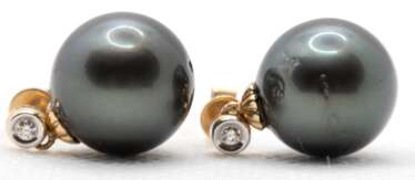 Ohrstecker, 585er GG, mit grauen, echten Tahitiperlen, hochwertige, große Perlen, Dm von ca. 13 mm, minimale Wachstumsmerkmale, die feine Farbe der Perlen, wird durch je einem weißen Brillanten zus. ca. 0,10 ct., in der Steckbrisur betont