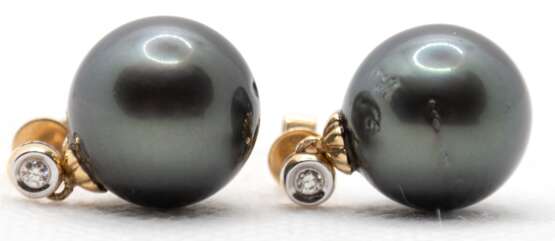 Ohrstecker, 585er GG, mit grauen, echten Tahitiperlen, hochwertige, große Perlen, Dm von ca. 13 mm, minimale Wachstumsmerkmale, die feine Farbe der Perlen, wird durch je einem weißen Brillanten zus. ca. 0,10 ct., in der Steckbrisur betont - Foto 1